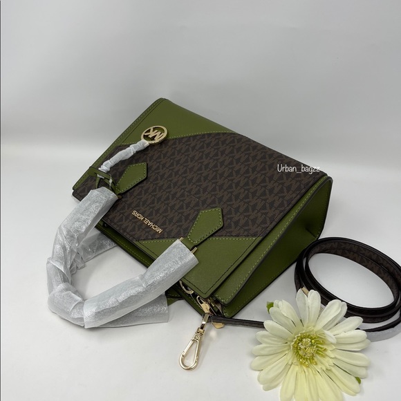 Michael Kors Hope Medium Messenger and Wallet - Picture 2 of 15